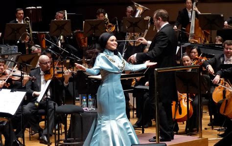 La Sizzling Symphony di Siti Nurhaliza: Un Concerto che ha Incantato Kuala Lumpur!